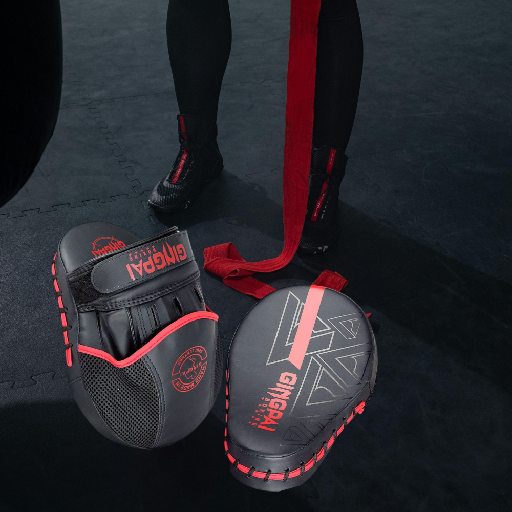 Boxpratzen aus PU Leder für Boxen, MMA und Sanda – stoßdämpfend, griffig und robust.