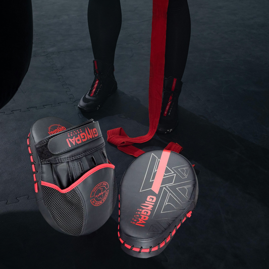 Boxpratzen aus PU Leder für Boxen, MMA und Sanda – stoßdämpfend, griffig und robust.